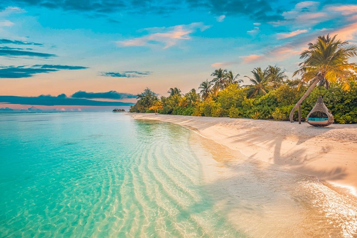 Phu Quoc's clear blue beach attracts a large number of tourists - Photo: DNCC